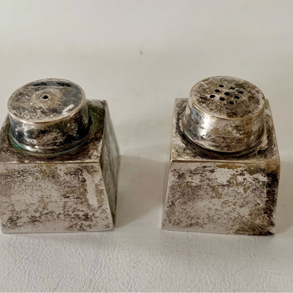 Vintage metal salt and pepper shakers 2” - Picture 8 of 9